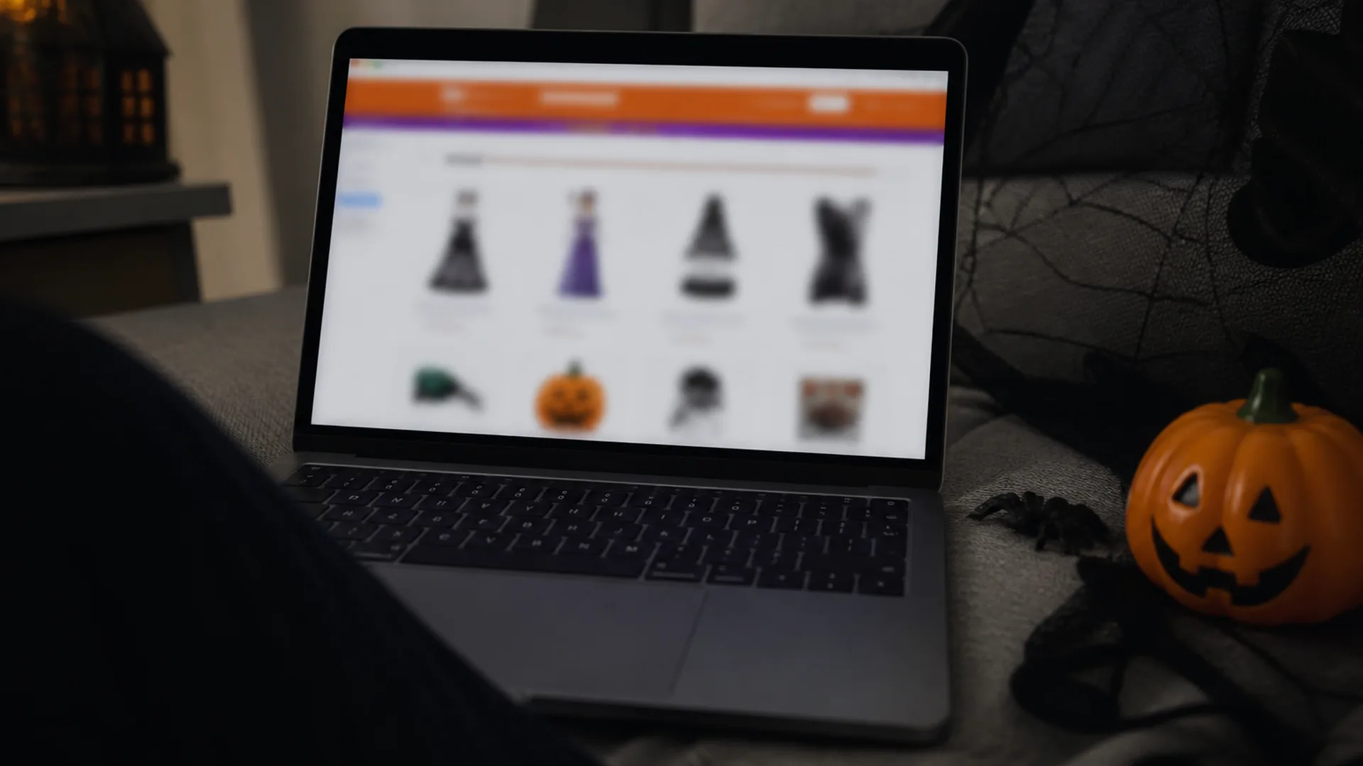 Avant les achats d’Halloween : reconnaître une boutique en ligne montée pour disparaître — Un détail concret aide à comprendre le risque sans paniquer.