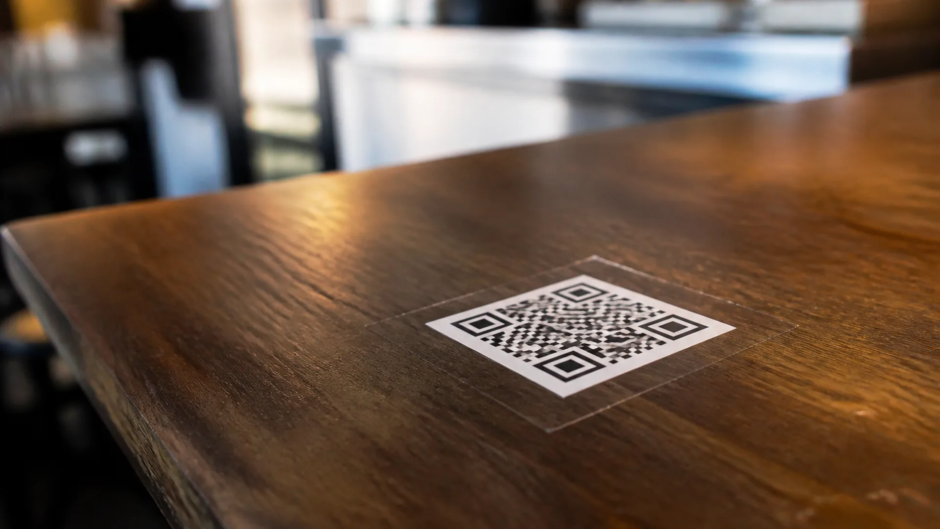 QR code dans un lieu public : trois secondes de v&eacute;rification avant de scanner &mdash; Un d&eacute;tail concret aide &agrave; comprendre le risque sans paniquer.