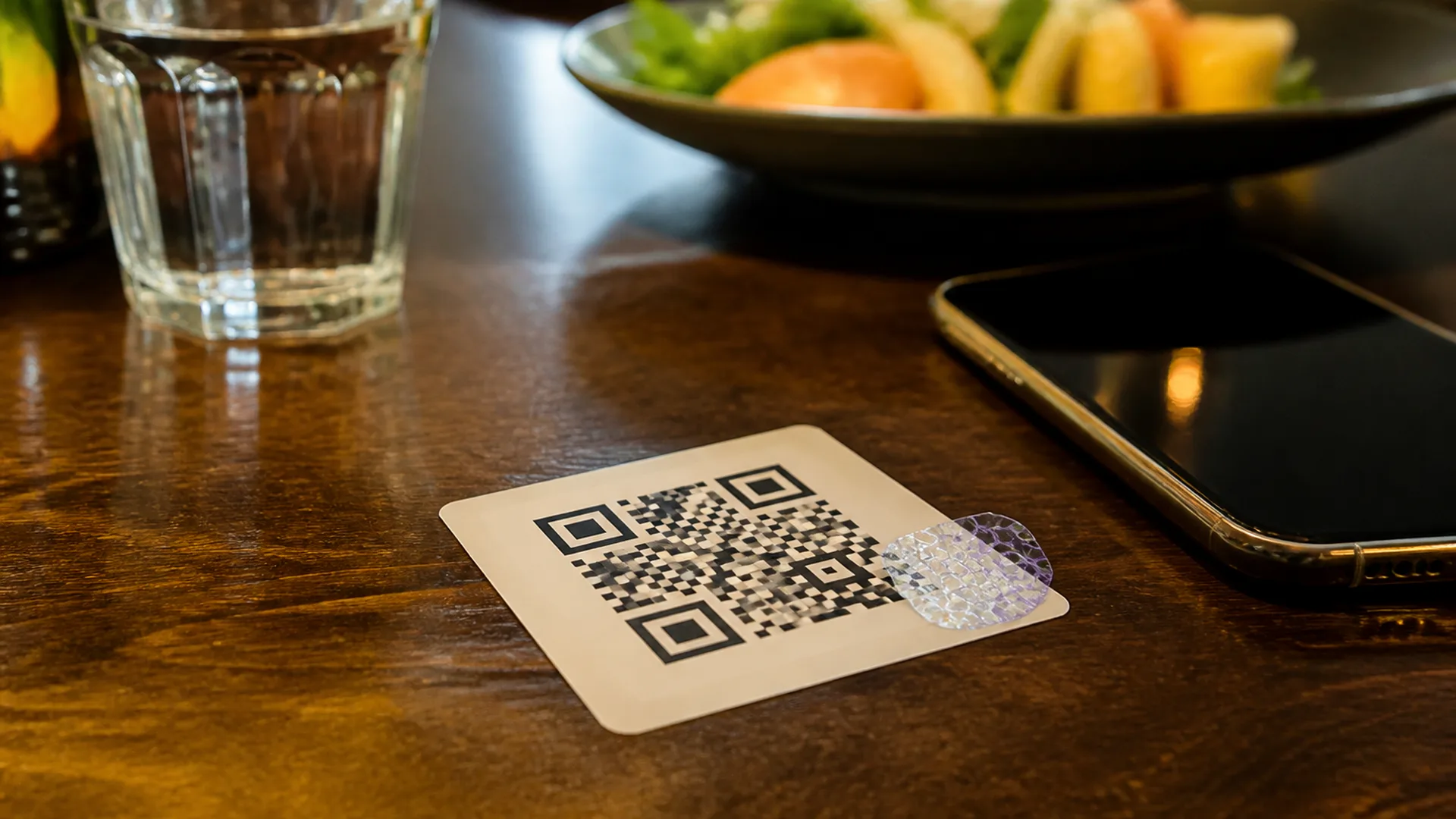 QR code dans un lieu public : trois secondes de v&eacute;rification avant de scanner &mdash; Apr&egrave;s la v&eacute;rification : une action simple, au bon endroit.